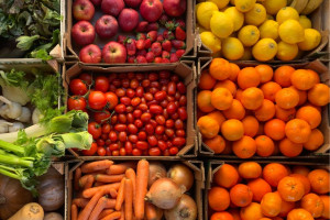 Pomidory są droższe o 34,2%. Jak zmieniły się pozostałe ceny warzyw i owoców w Polsce?