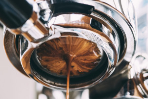Badanie: Ceny nie odstraszają Polaków od picia kawy poza domem