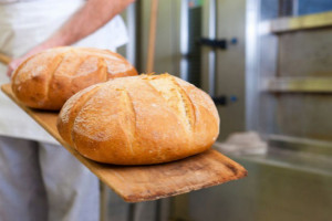 60 proc. Polaków oszczędza na żywności. O ile podrożał chleb?