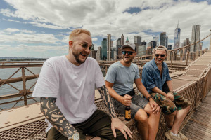 Ten Typ Mes, Łozowski i Ruciński promują piwo Brooklyn od Carlsberga