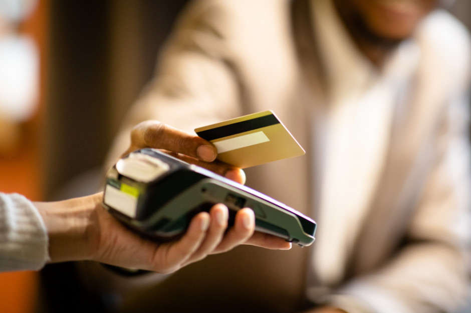 Kanada: Sprzedawcy mogą pobierać dodatkową opłatę od płacenia kartą kredytową