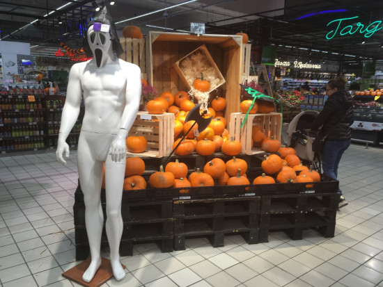Carrefour gotowy na Halloween - manekin wkrótce zmienił się mumię, fot. dlahandlu.pl