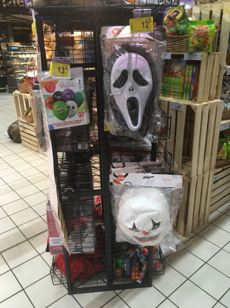 Strefa Halloween w Carrefourze, fot. dlahandlu.pl