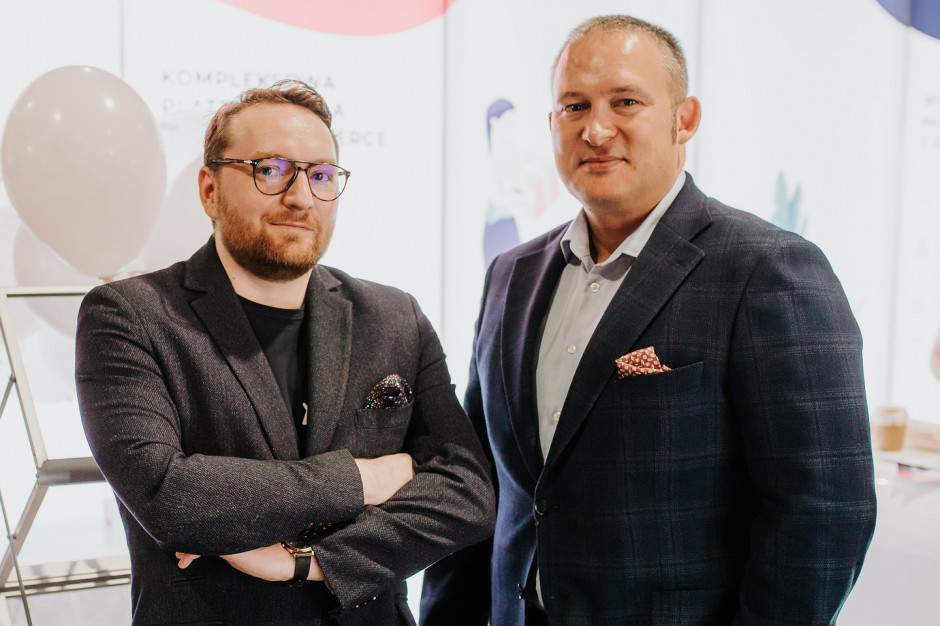 Na zdj. Łukasz Piechowiak Head of Financial Services w Shoper i Paweł Szukalski, członek zarządu Comperia.pl SA, fot. mat. pras. Shoper i Comperia.pl rozpoczynają współpracę