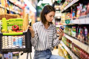 Zmiany w etykietowaniu służyłyby ograniczeniu marnowania żywności (fot. Shutterstock)