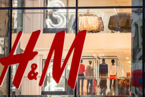 H&M tnie koszty w Wielkiej Brytanii;  fot. Shutterstock