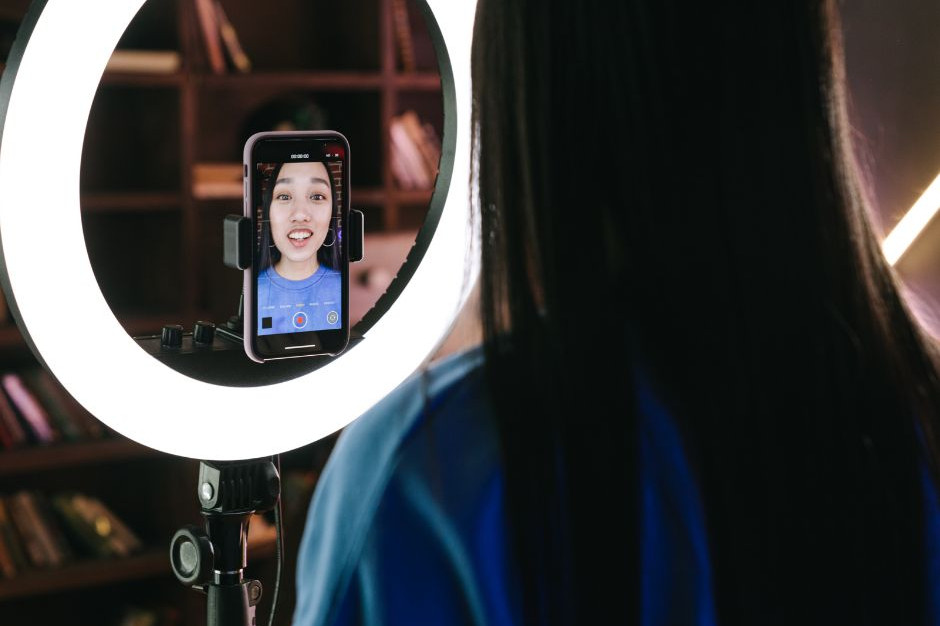Prokuratura Krajowa zajmie się influencerami, fot. canva UOKiK prosi Prokuraturę Krajową o pomoc przy influencerach promujących alkohol