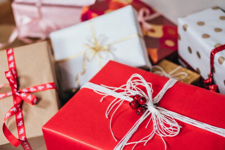 Polacy zamierzają w tym roku zaoszczędzić na prezentach dla swoich dzieci