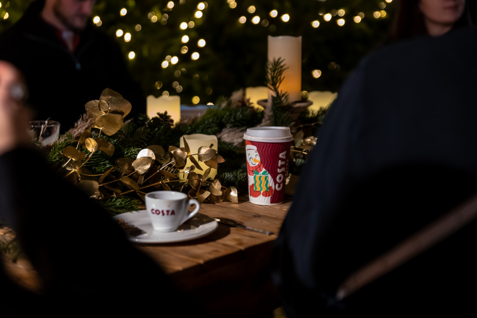 Costa Coffee w świątecznych aktywacjach: bombki w zamian za kubki
