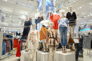 Primark, H&M i C&A zamykają sklepy z odzieżą. Młodych klientów odbiera im chiński Shein