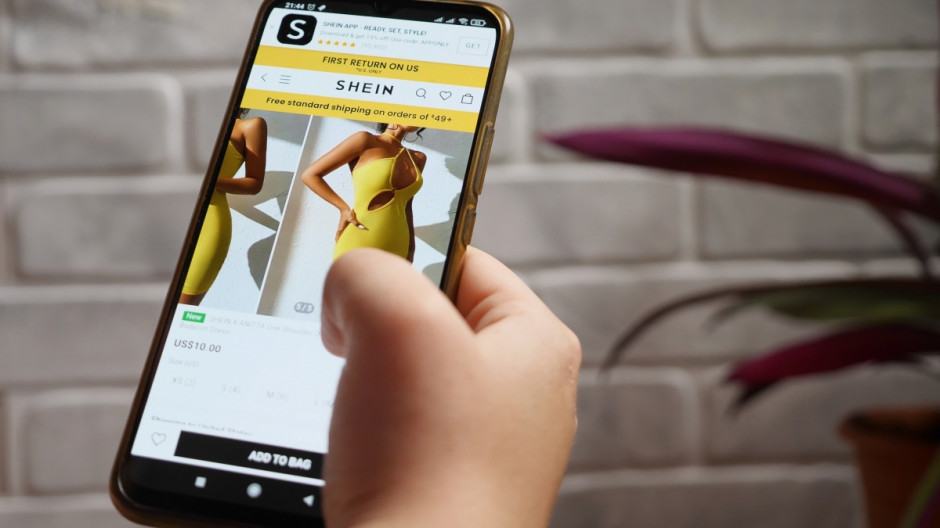 Wielu młodych klientów może teraz znaleźć dużo tanich produktów fast fashion w sklepach internetowych, jak np. chiński Shein (fot. Shutterstock)
