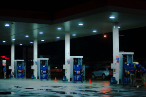 Marże sprzedawców paliw ograniczają skalę obniżek cen