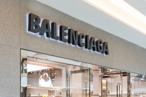 Balenciaga przeprasza za kampanię reklamową z udziałem dzieci