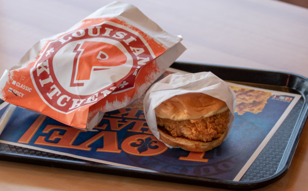 Popeyes Polska: Kontrolujeme ceny burgerů