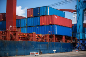 E-commerce czyści magazyny. Ruch w portach mniejszy