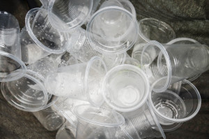 W tym kraju już zakazali produkcji i importu jednorazowych plastików