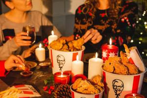 Kubełek KFC chce się wcisnąć na świąteczny stół. Przyjmie się?