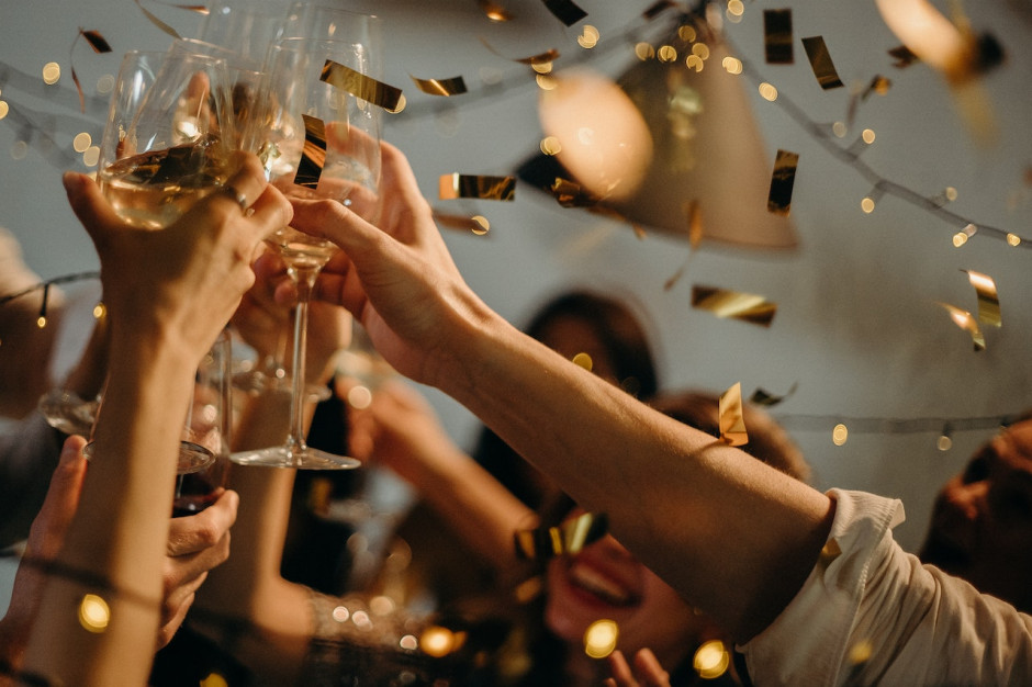 Wino musujące – modne nie tylko w karnawale Skąd wziął się zwyczaj picia szampana w Sylwestra?