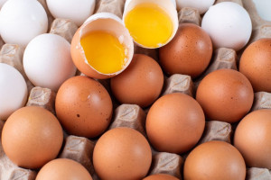 Branża drobiarska: jaja drożeją przez globalne niedobory, ale w sklepach ich nie zabraknie