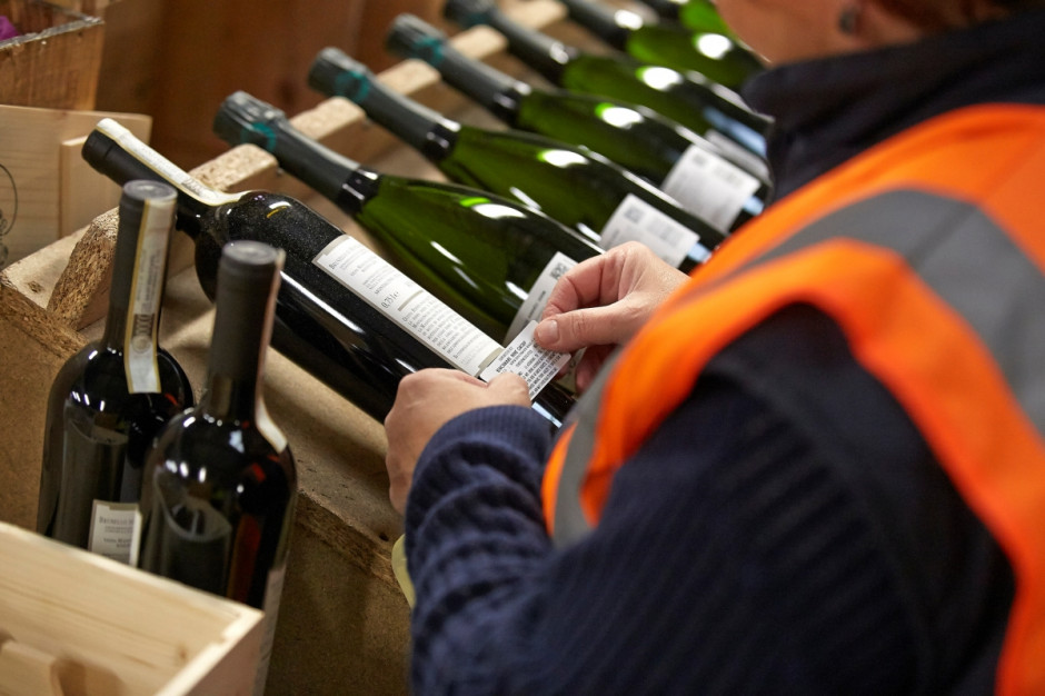 Wina, które w danym momencie muszą trafić na rynek, są etykietowane (fot. mat. pras.)