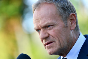 Donald Tusk: PiS zawyżał ceny benzyny i nas w ten sposób okradał
