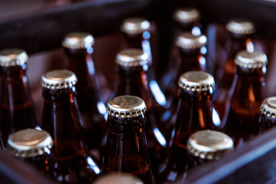 Nowe zasady oddawania butelek po piwie w Biedronce. Gotówka albo voucher