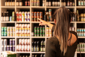 Negatywny trend w sprzedaży alkoholu najszybciej odczujemy w gastronomii (fot. Shutterstock)