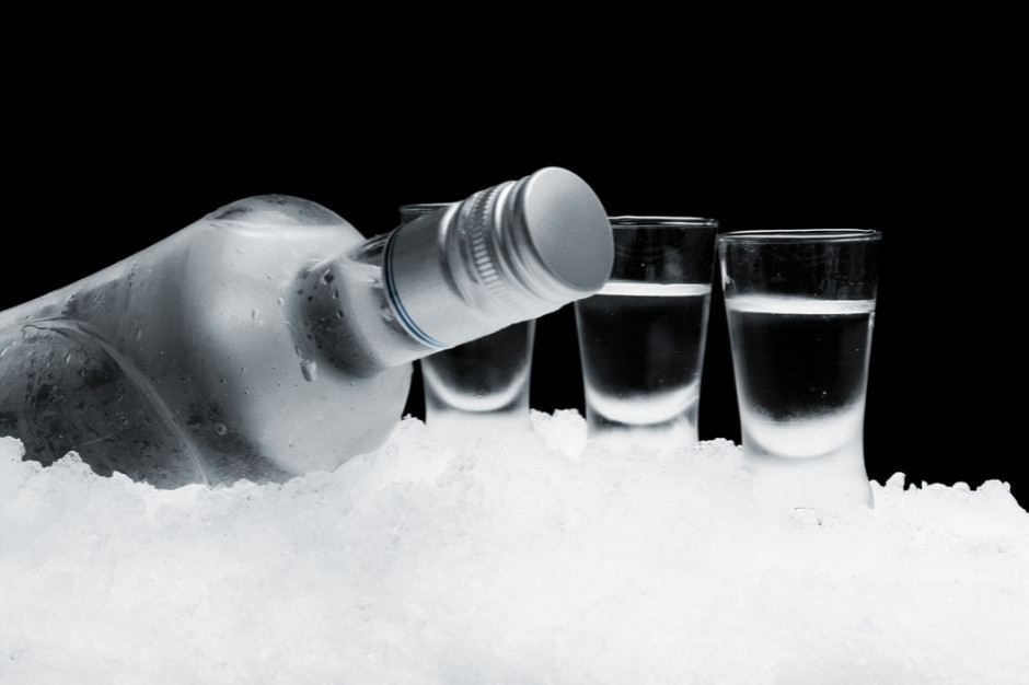 Wódka znowu wypiera inne alkohole po które sięgamy, shutterstock Wracamy do picia we wschodnim stylu. Wódka na stole