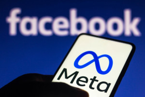Facebook ma problemy finansowe? Meta dotknięta gospodarczą recesją, Shutterstock