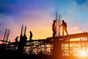 Wzrost liczby firm z problemami w branży budowlanej jest wynikiem dużego ograniczenia inwestycji zarówno w sektorze prywatnym, jak i publicznym (fot. Shutterstock)