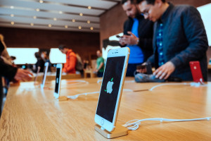 Producent iPhone'a ogłosił pierwszy kwartalny spadek przychodów od prawie czterech lat (fot. Shutterstock)