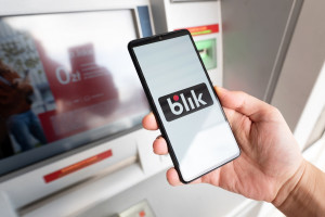 BLIK to metoda płatności dostępna dla użytkowników bankowych aplikacji mobilnych (fot. Shutterstock)