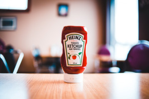 Badanie składu ketchupów. Heinz wypada blado