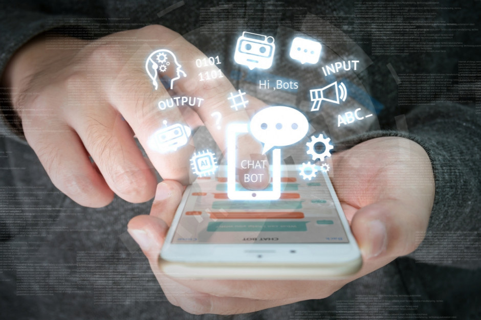 Czy pracownicy handlu mogą czuć się zagrożeni przez technologie?, fot. Shutterstock Ekspert: Technologia będzie wspierać pracowników handlu, ale nie wpłynie na redukcję etatów