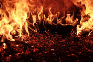 Trwa dogaszenie pożaru w fabryce mebli w Wałdowie Królewskim