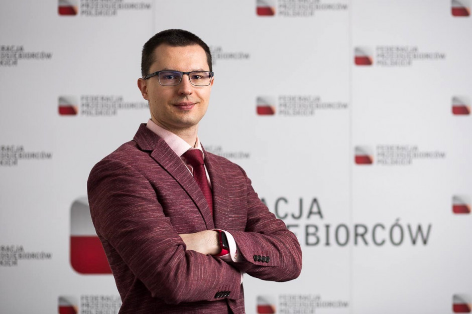System kaucyjny to najbardziej efektywny sposób na osiągnięcie wysokiego poziomu zbiórki opakowań i odpadów opakowaniowych - mówi Piotr Wołejko (fot. mat. pras.) Polska płaci rocznie 1,7 mld zł podatku od plastiku. Czy kaucja pomoże?
