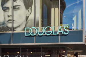 Douglas chce zwiększyć sprzedaż o ponad jedną trzecią do 2026 roku