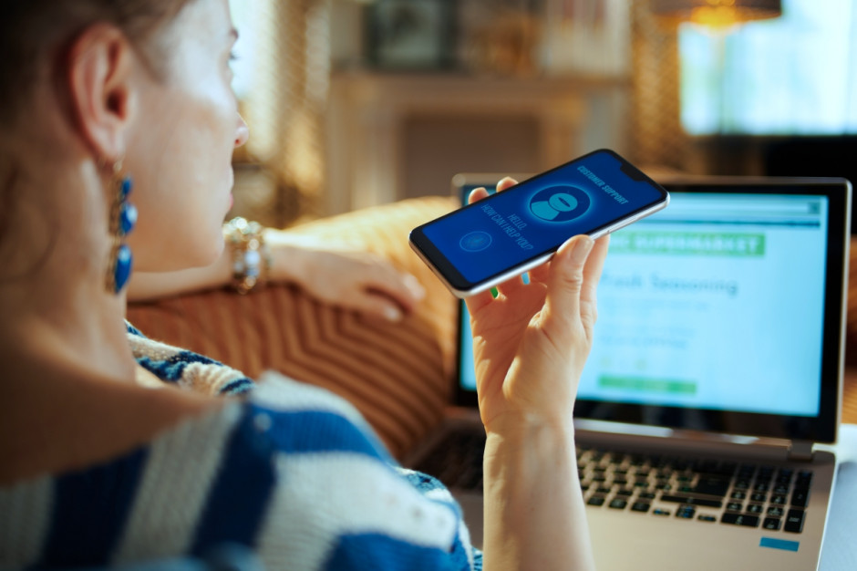 SenseChat zaprezentował takie umiejętności, jak widzenie komputerowe, przetwarzanie języka naturalnego i generowanie skomplikowanych treści (fot. Shutterstock) Powstał rywal dla ChatGPT. W chatbotową wojnę włączyły się Chiny