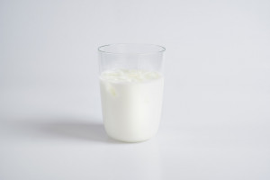 Tesco po ponad dwóch latach obniża cenę mleka
