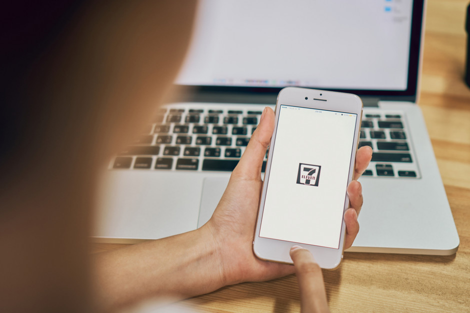 Aplikacja mobilna 7-Eleven, fot. shutterstock 7-Eleven i jej program lojalnościowy - czym może zaskoczyć polskich konsumentów?