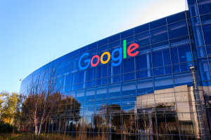 Google zwalnia 12 tys. pracowników. W tle milionowa pensja dyrektora