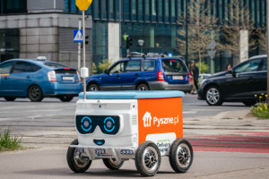 Na ulice Warszawy wyjechał robot, który dostarczy jedzenie z Pyszne.pl
