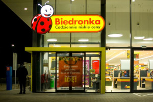 Pracownicy Biedronki: Gdy inni będą się cieszyć majówką, my będziemy w pracy do późnej nocy