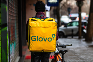 Glovo z zarzutami UOKiK za wprowadzanie konsumentów w błąd. Firma komentuje
