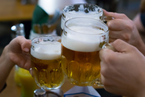 Czesi mają problem. Ludzie nauczyli się pić piwo w domu