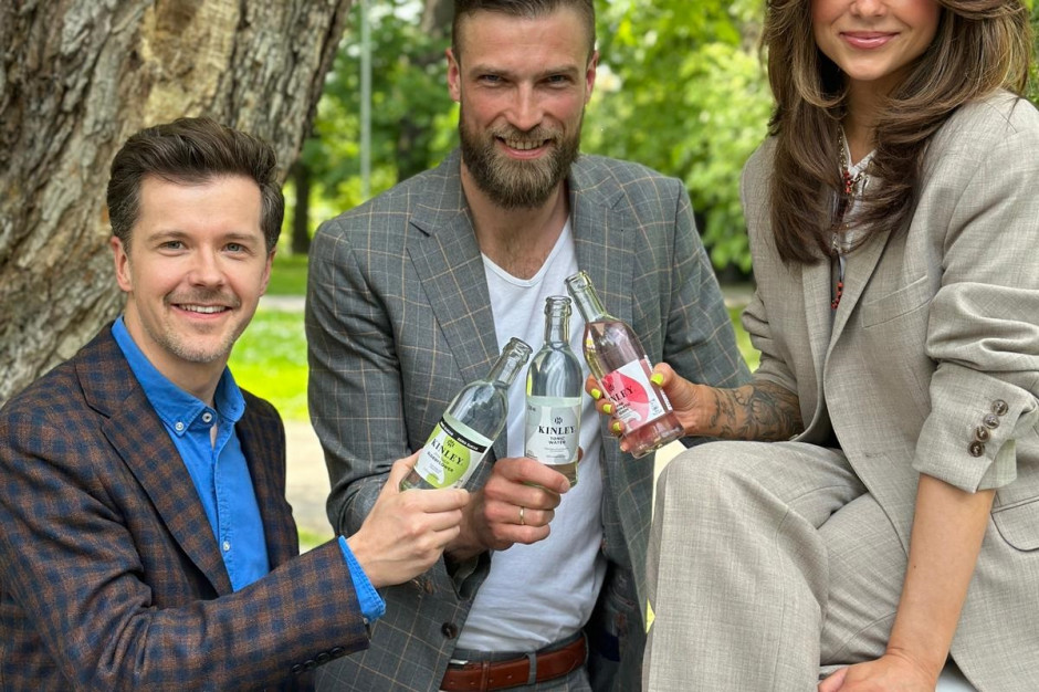 fot. Kinley z nowym wizerunkiem i ambasadorami Gabi Drzewiecka promuje Kinley® i zachęca do celebrowania wolnego czasu