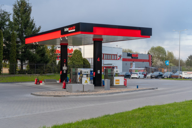 Sieć Intermarché przeprowadza rebranding przysklepowych stacji paliw