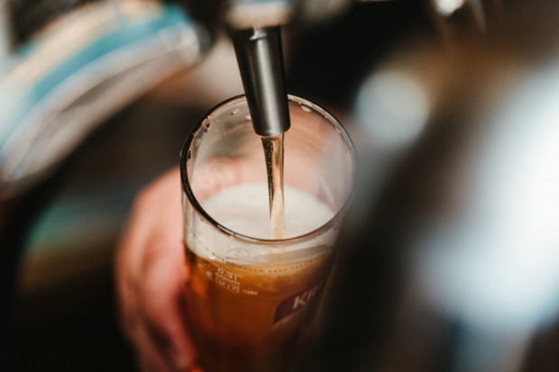 Polacy piją więcej niż w latach 90-tych. Reklamy piwa są wszędzie