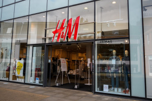 Zarzuty wobec H&M: gdzie właściwie trafiają ubrania z białych pudełek?
