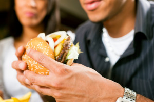 Dietetyczka: w upalne dni należy unikać produktów smażonych i fast food-ów
